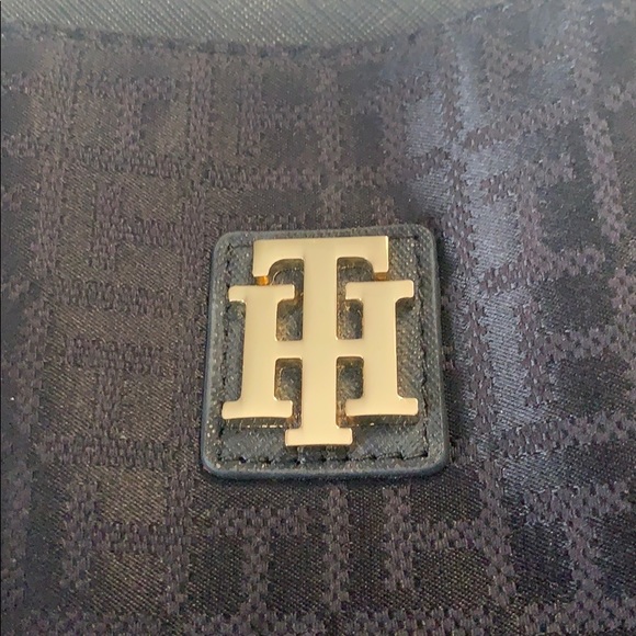 Tommy hilfigrer Tote with gold hardware - Picture 7 of 9